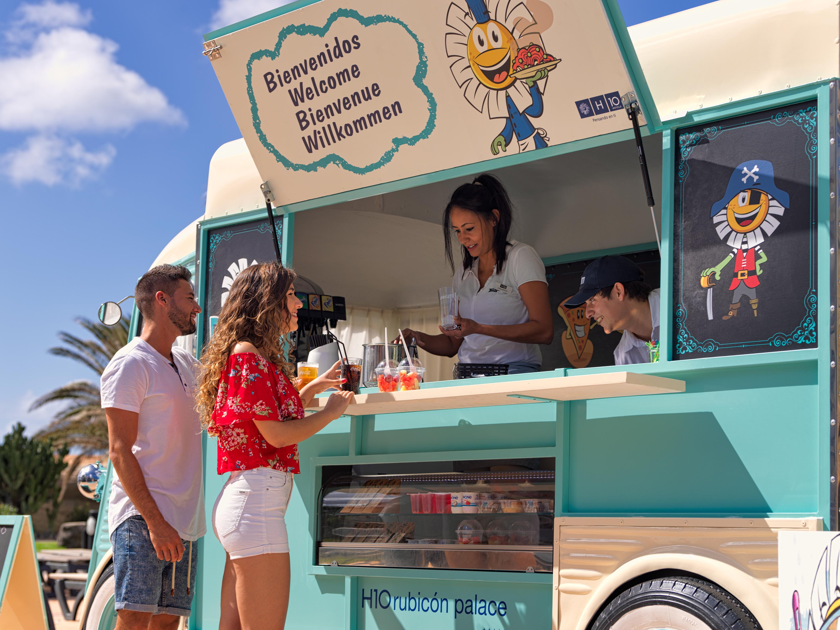 H10鲁比肯皇宫酒店 普拉亚布兰卡 外观 照片 Food truck in Benidorm, Spain