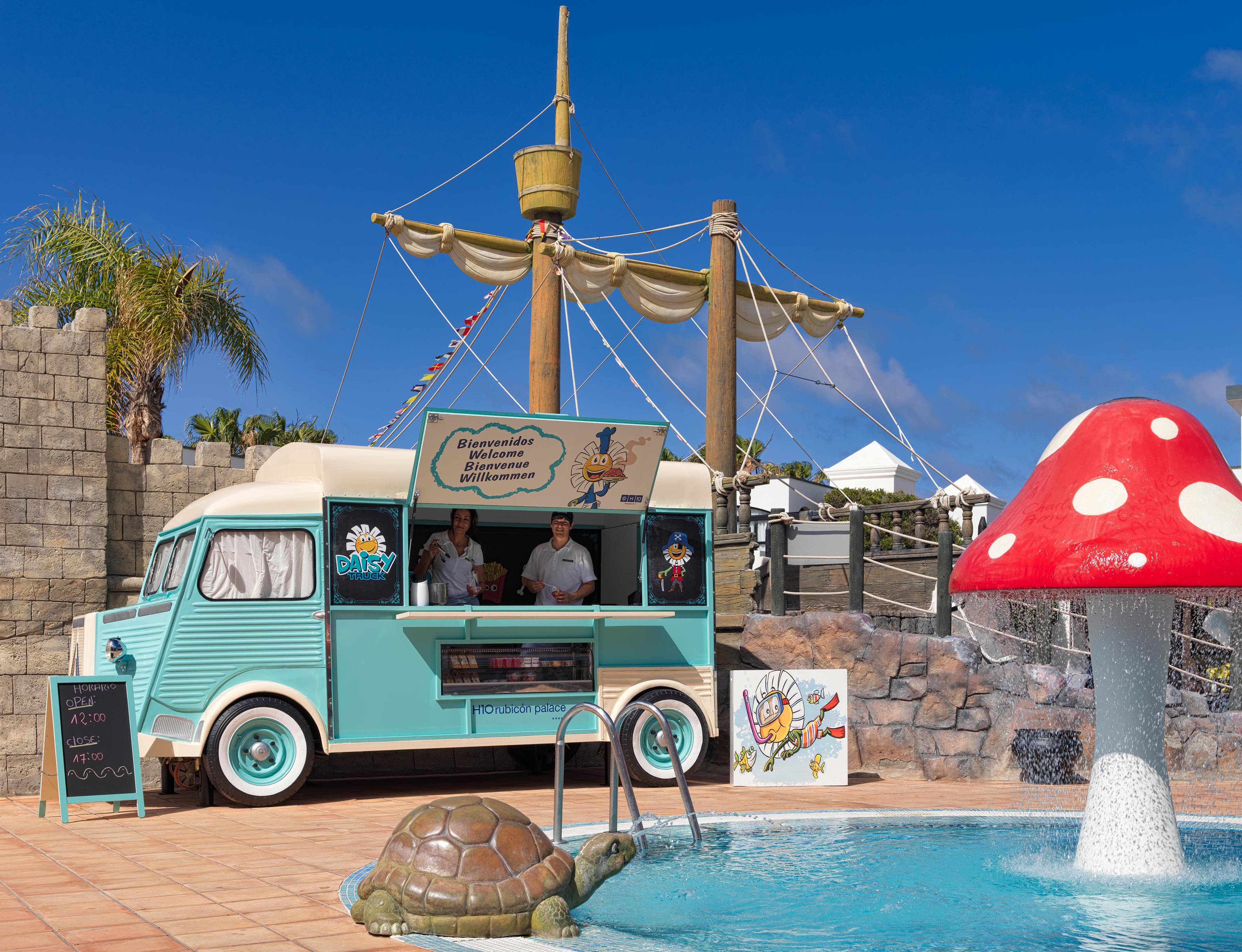 H10鲁比肯皇宫酒店 普拉亚布兰卡 外观 照片 A Citroën HY at the Siam Park, Tenerife