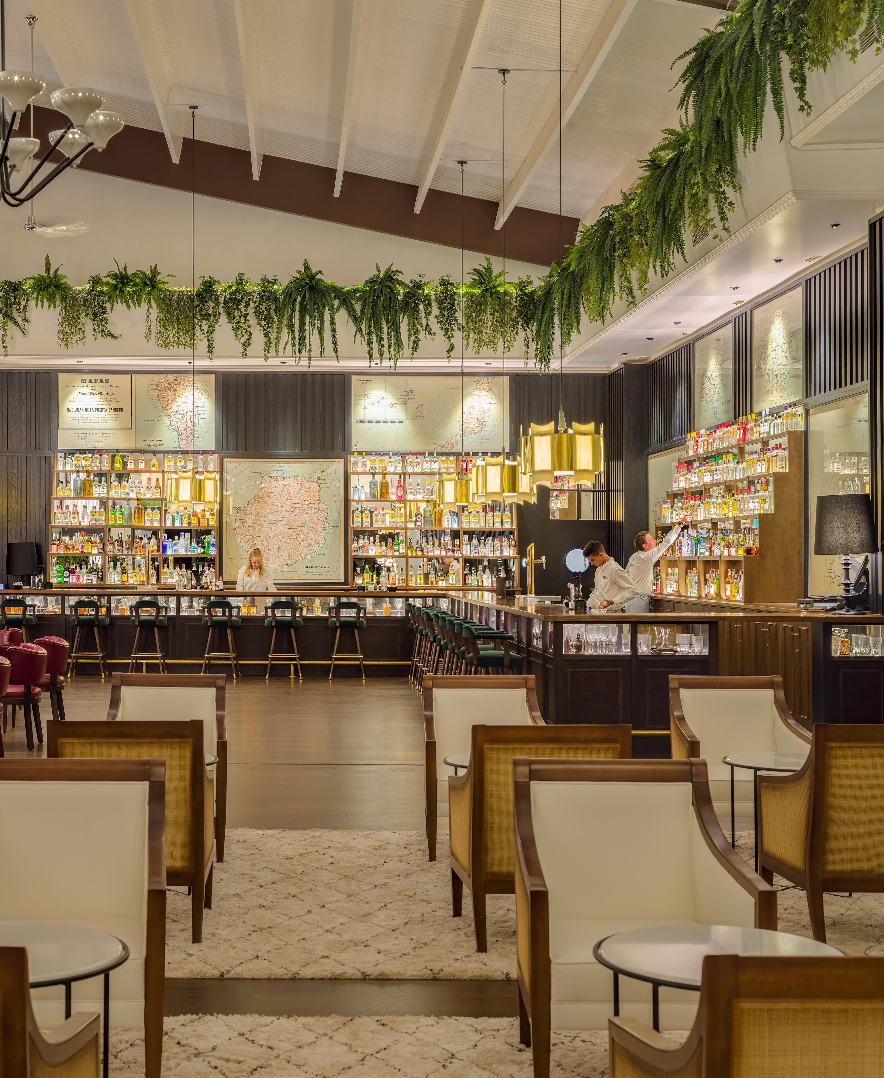 H10鲁比肯皇宫酒店 普拉亚布兰卡 外观 照片 The bar at the 2018-opened The Wing at Hong Kong International Airport