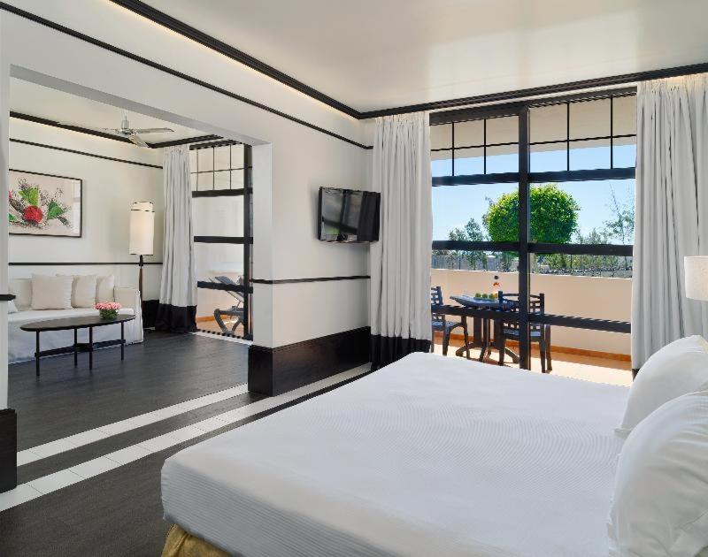 H10鲁比肯皇宫酒店 普拉亚布兰卡 客房 照片 A suite at the hotel