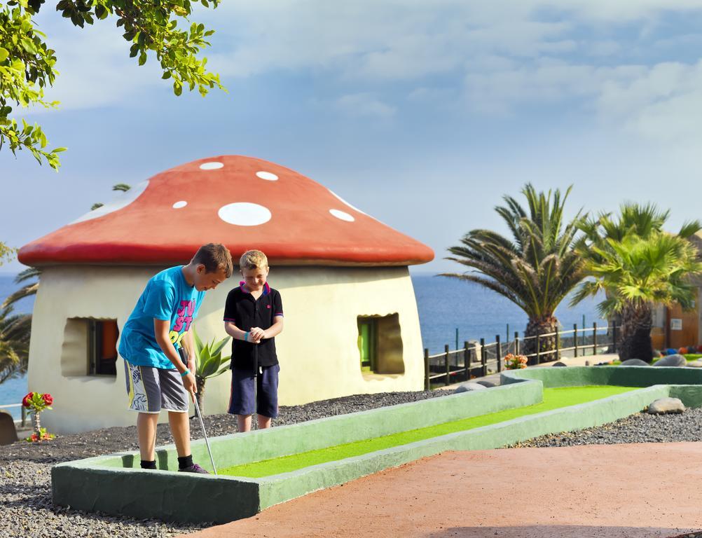 H10鲁比肯皇宫酒店 普拉亚布兰卡 外观 照片 Miniature golf in Tenerife, Spain