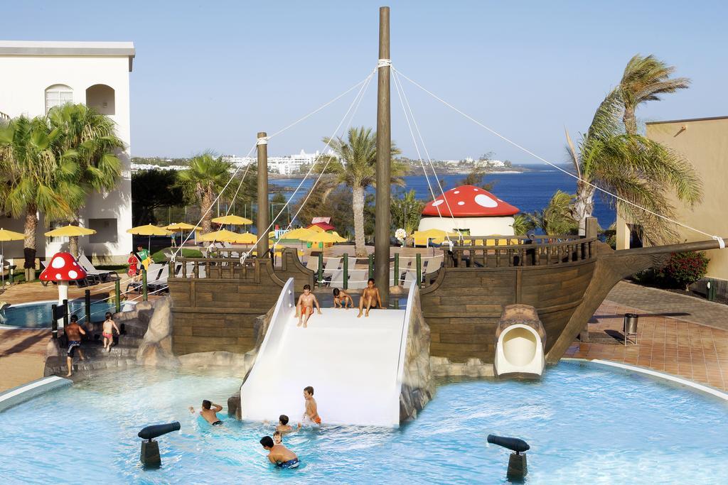 H10鲁比肯皇宫酒店 普拉亚布兰卡 外观 照片 The pirate ship at the water park